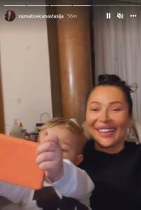  anastasija snimila cecu kako se u opustenom izdanju igra sa unukom 