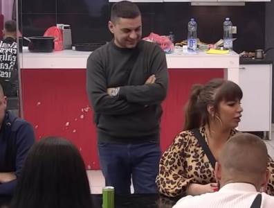  miljana kulic bacila bebici telefon u wc solju 