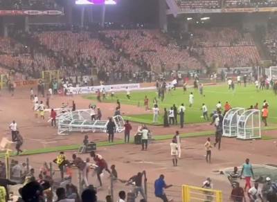  NAVIJAČI DEMOLIRALI SVOJ STADION - HAOS U NIGERIJI: Potpuna ludnica na terenu, stolice letjele na sve strane! (VIDEO) 