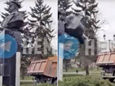  ukrajinci srusili spomenik 
