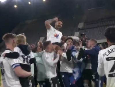  mitrovic slavio sa igracima povratak u premijer ligu 