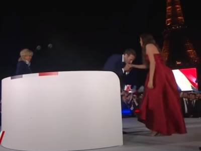  makron poljubio egipcanku dok je njegova zena stajala pored 