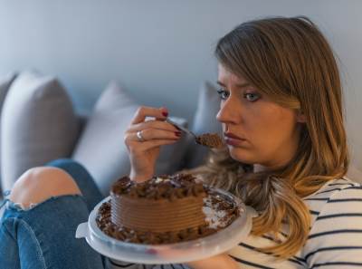  djevojka ljuta na decka zbog rodjendanske torte 