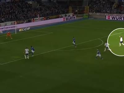   Kilijan Mbape ne dodaje lopte ka Lionelu Mesiju 