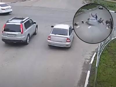  prošao je kroz crveno svetlo i udario u grupu dece na pešačkom prelazu 