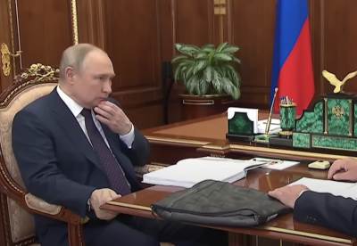  Putin otežano govori i drži se za sto  