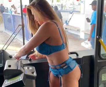  Fransija Džejms u autobusu u donjem vesu 