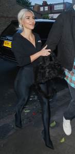  kim kardašijan već 5 dana fura isti bizarni stil 