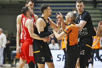  zvezda partizan uros trifunovic slavi pred klupom zvezde 