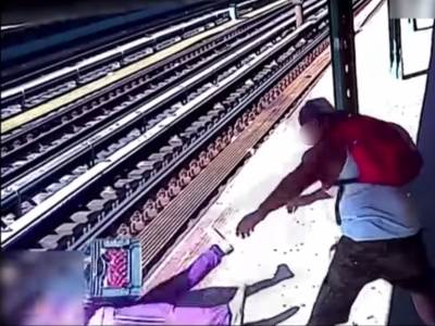  muskarac baca zenu pod voz 