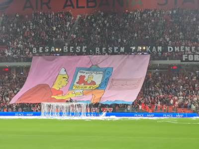  navijaci albanije pokazali mau velike albanije na tribinama 