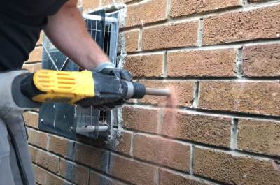  Penzioner svakog jutra buši zid komšiji  