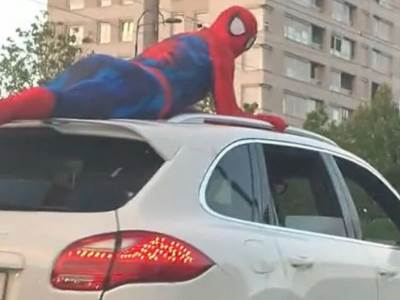  Osoba odjevena u kostim Spidermana vozila se na krovu terenca 