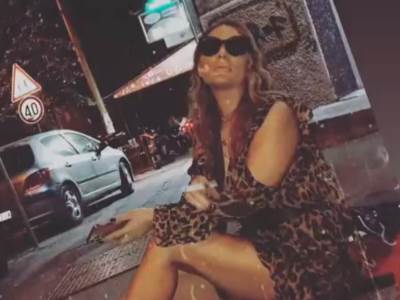  Ana Nikolić sjela nasred ulice 