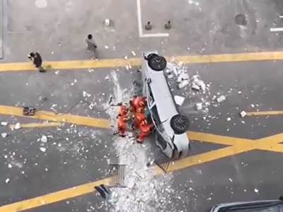  Električni auto ispao kroz prozor 