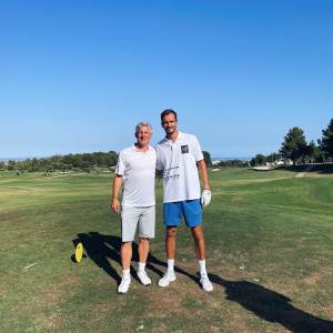  Danil Medvedev za vreme Vimbldona igra golf sa Bastijanom Švajnštajgerom. 