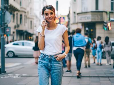  koji brus ide ispod bijele majice 