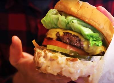  Da li ste znali da postoji i pravilan položaj za držanje burgera, hamburgera i pljeskavica? 