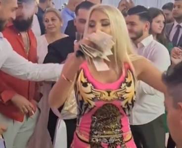  DAVALI JOJ KLJUČEVE OD KOLA, SAD BACAJU PARE NA NJU: Isplivao snimak pjevačice na romskoj svadbi - Sari pune ruke! 