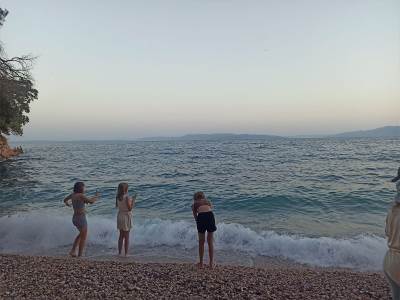 zagađena plaža na korčuli 