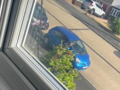  muskarci cuvaju parking mjesto 