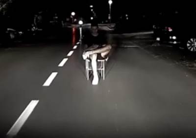  mladic sjedi na putu dok su nailzala kola osijek 