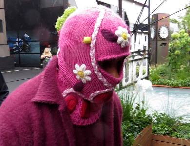  TEŽAK 285 MILIONA EURA, A NOSI BAKINO ROZO PLETIVO: Kad se pojavio sa cvjetnom fantomkom, NIKO ga nije prepoznao! (FOTO) 