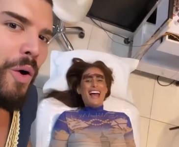  Pevačica u salonu Adama Adaktara 