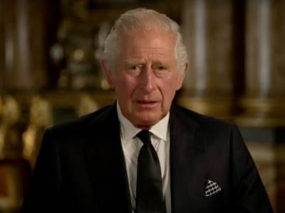  Kralju Čarlsu je bilo "malo neprijatno" kada je govorio o svom sinu Hariju i njegovoj supruzi Megan  