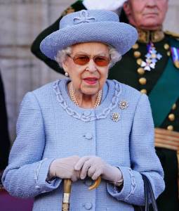  DA LI ĆE KRALJICA BITI SAHRANJENA SA ČITAVIM BOGATSTVOM 