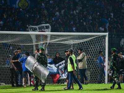 HAOS - UZNEMIRUJUĆE FOTOGRAFIJE IZ INDONEZIJE! Užas na stadionu, pa neredi po čitavom gradu - raste broj preminulih! 