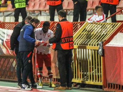  Gabonski fudbaler poklonio je potpisan dres dječaku koji je sa zapada bodrio crveno-bele. 