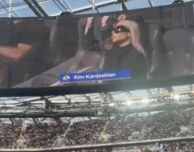  Kim Kardašijan je u crnom, pripijenom trikou i fensi naočarima mahnula navijačima... 