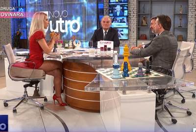  Voditeljka Jovana Jeremić u uskoj, crvenoj haljini vodila Jutarnji program 