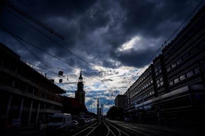  Tamni oblaci se skupljaju iznad gradilišta (L) u blizini berlinske crkve Marienkirche u kojoj se grade kancelarije u Berlinu 29. septembra 2022. 