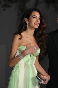 Amal Kluni pokušavala je da prikrije grudi u izazovnoj haljini 