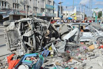  na raskrsnici u mogadisu eksplodirali automobili preko 100 mrtvih  