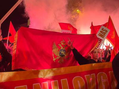  vise hiljada ljudi pjeva crnogorsku himnu ispred skupstine  