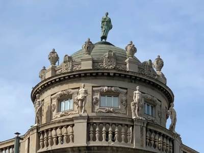  Statua Srbija visoka je tri metra i teška tonu, a nalazi se na vrhu zgrade Vlade Srbije. 