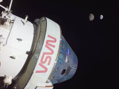  svemirska letjelica uslikala mjesec i zemlju  