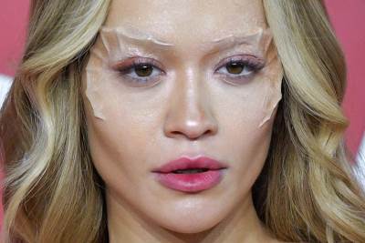  Rita Ora se pojavila u odeći koja ništa ne otkriva - posle dužeg vremena. 