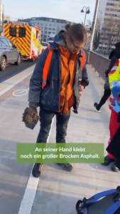  ekološki aktivista je zalijepio svoju ruku za beton 