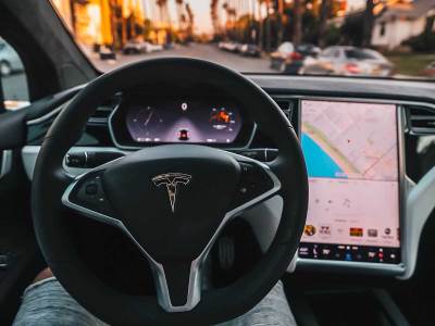  Vozač spavao dok je policija jurila njegov Tesla automobil 