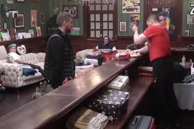  UZNEMIRUJUĆE! ZVEZDAN SVOM SNAGOM ZARIO NOŽ U RUKU 