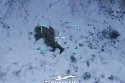  Vojnik je međutim uspeo da izbegne projektil, a zatim se bacio u snijeg 