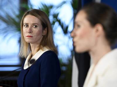  Finska premijerka Sana Marin R i njena estonska koleginica Kaja Kalas na konferenciji za novinare tokom seminara o saradnji između Finske i Estonije u Domu imanja u Helsinkiju, Finska, 15. novembra 2022. 