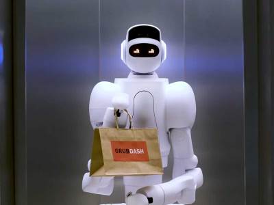  roboz koji cisti i brine o starijim ljudima  