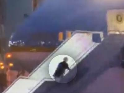  dzo bajden pao na stepenice od aviona 