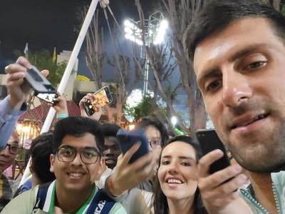  djokovic se slikao sa fanovima nakon pobjede 