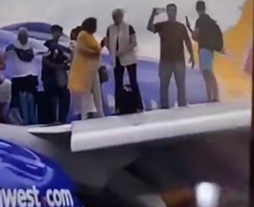  avion prinudno sletio a putnici pravili selfije na krilu 